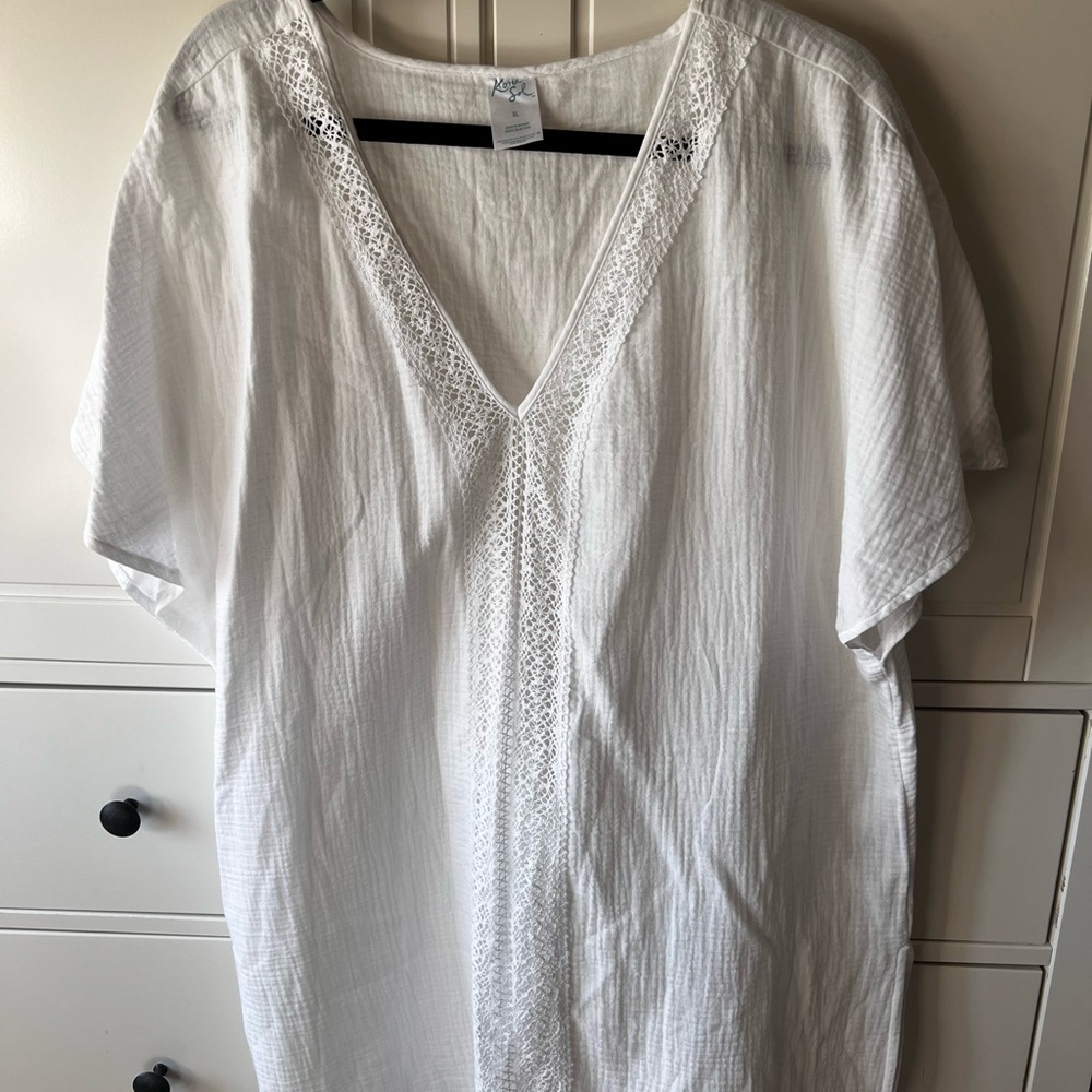 Kona Sol White V-Neck Crochet-Trim Tunic